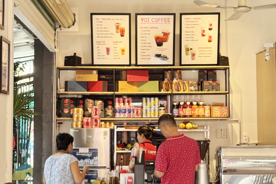 Menu thiết kế tối giản trên bảng gỗ – đặc điểm của quán cà phê tinh gọn